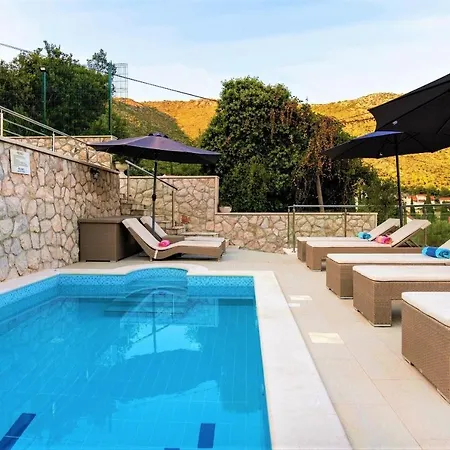 Stylish Private With Heated Pool Playground Apartment *