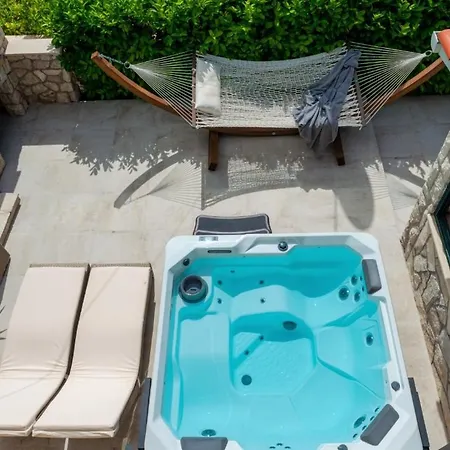 Stylish Private With Heated Pool Playground Apartment *