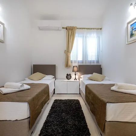Stylish Private With Heated Pool Playground Apartmán